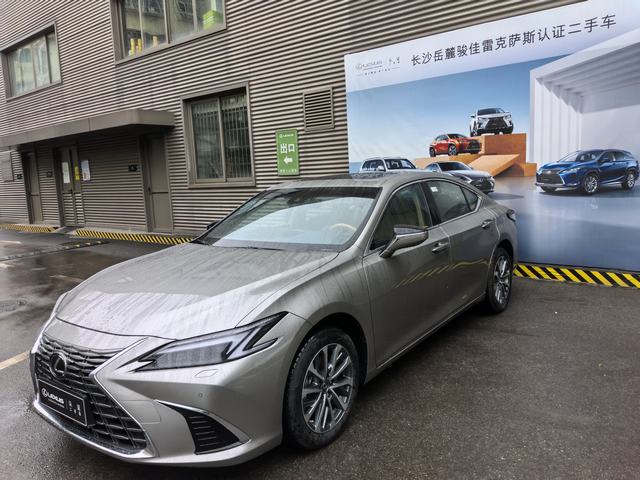 2025 Lexus ES