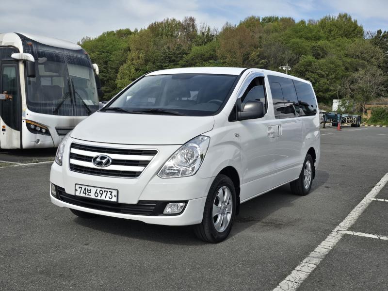 2016 Hyundai 12-seater Diesel 4WD Modern