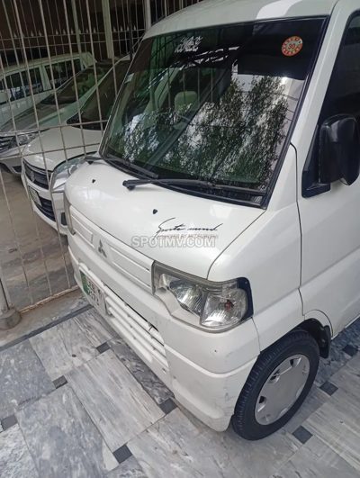 2011 Mitsubishi Minica